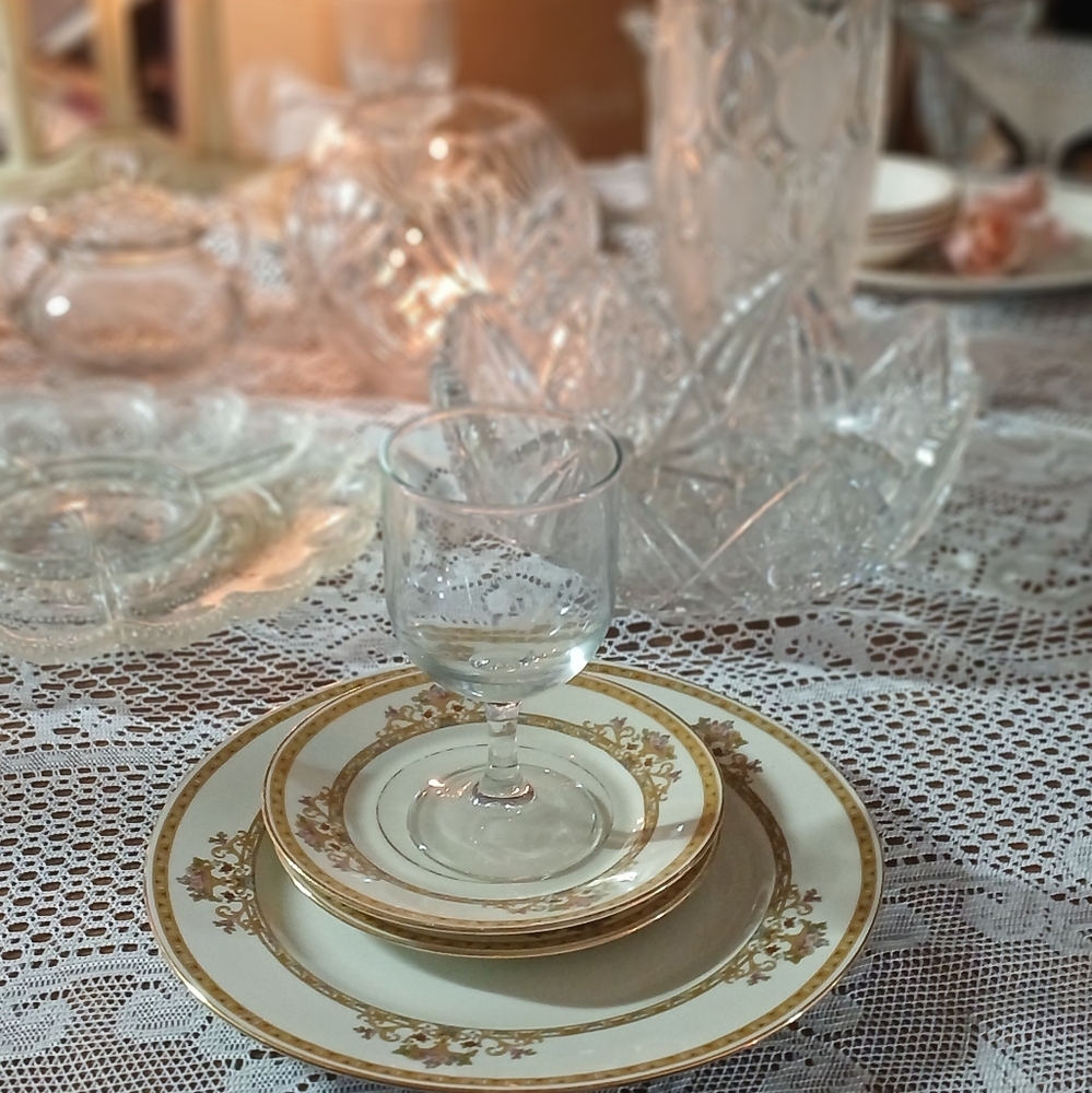 Elegant Vintage Holiday Table Setting for 4